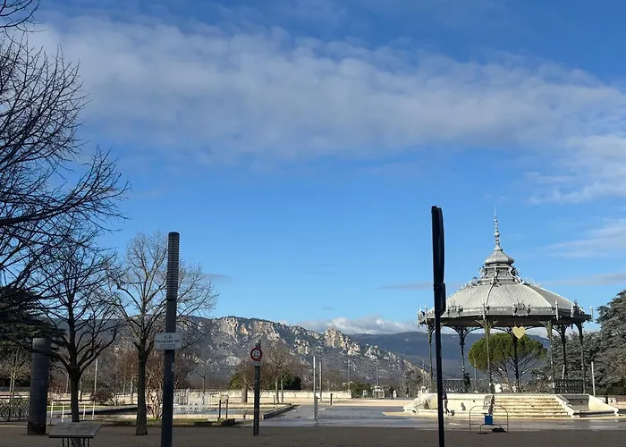 Le Petit Briand - Le Champ De Mars